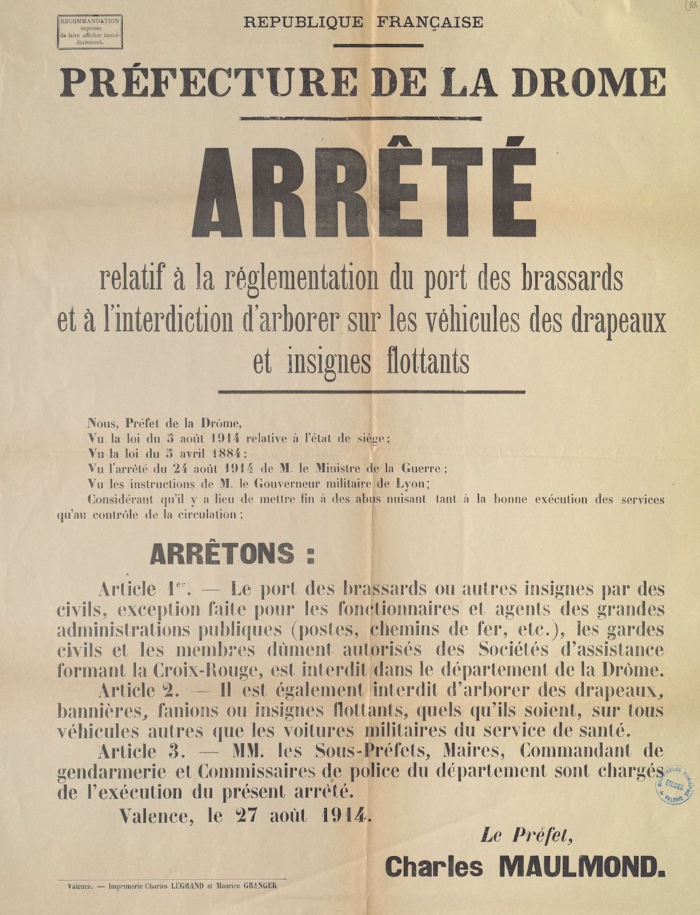 Préfecture de la Drôme. Arrêté relatif à la réglementation du port des brassards et à l'interdiction d'arborer sur les véhicules des drapeaux et insignes flottants