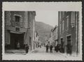 Rue du Reclus avec le café des deux mondes à Châtillon-en-Diois