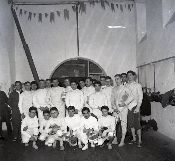 Groupe d’escrimeurs dans les locaux du Cercle d’escrime valentinois à Valence en février 1957 [AMV, Fonds André Deval, 20Fi391] © Archives & Patrimoine de Valence Romans Agglo