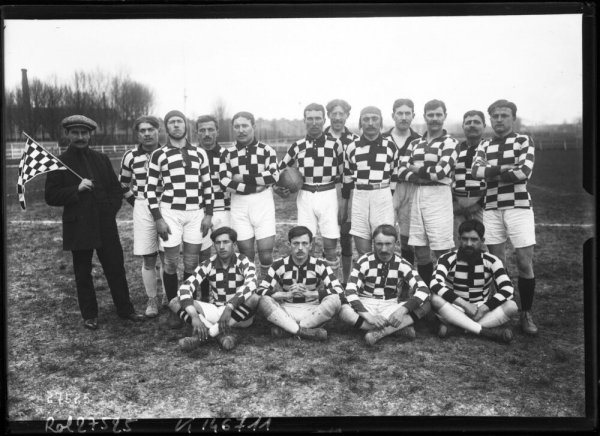 9-3-13, équipe de l'U.S romanaise [rugby, à Colombes] : [photographie de presse] / [Agence Rol], 1913